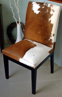 Mit Kuhfell bezogener Stuhl.