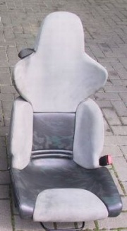 Z1-Sitz mit grauem Nubuk und Camouflageleder (Tarnfarben).