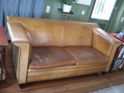 Ein mit Schafsleder bezogenes Sofa.