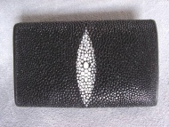 Ein Beispiel für die Verwendung von Rochenleder als Portemonnaie. Der helle rautenförmige Fleck entsteht durch das Wegschleifen des Stachels bei der Lederproduktion.