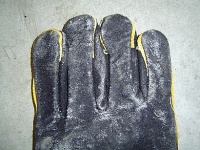 Fettausschlag bei neuen Handschuhen aus Veloursleder.