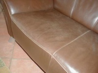 Auf diesem fünf Monate alten Fettledersofa hat sich bereits die typische Patina gebildet.