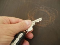 Pull-Up-Leder bekommen leicht eine gewollte "Patina". Bereits leichtes Kratzen verursacht sichtbare Spuren in der fettigen Oberflächenbeschichtung.