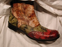 Besonders farbenfroher Stiefel aus Schlangenleder.