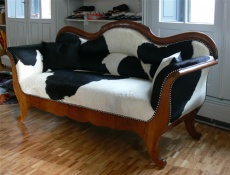 Kuhfellsofa.