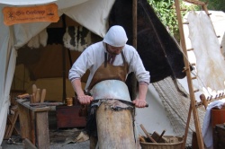 Gerber mit traditionellen Werkzeugen (Scherdegen und Gerberbaum) beim Entfleischen. Bild: D. Albert, Horb 2006
