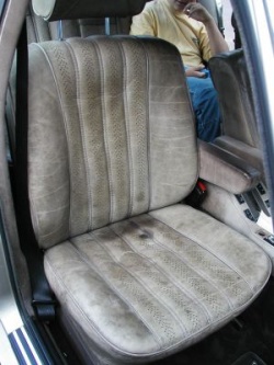 Typischer verblichener Büffelledersitz von BMW.