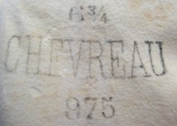 Aufdruck "Chevreau" auf der Innenseite eines alten Glacéhandschuhs. Für diese Art von Leder ist die Bezeichnung Chevreau inzwischen unüblich.