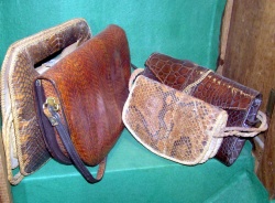 Vom britischen Zoll beschlagnahmte Krokodilledertaschen. Bild: public domain