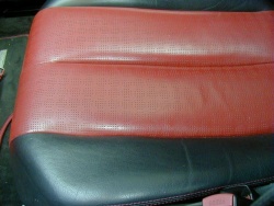 Ein perforierter Sitz eines Mercedes SL129 von 1995.