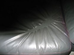 Kochendheiße Flüssigkeit auf der Sitzfläche eines Sofas.