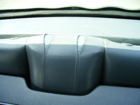 Durch Hitze im Heckbereich eines BMW E30-Cabrios geschrumpftes Leder.