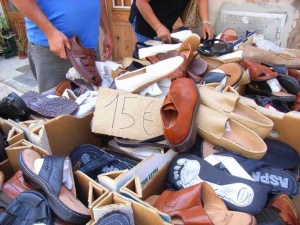 Schuhe auf dem Billigmarkt.